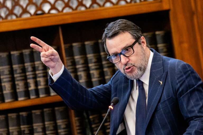 salvini la gauche interrompt une reunion publique ce nest pas democratique