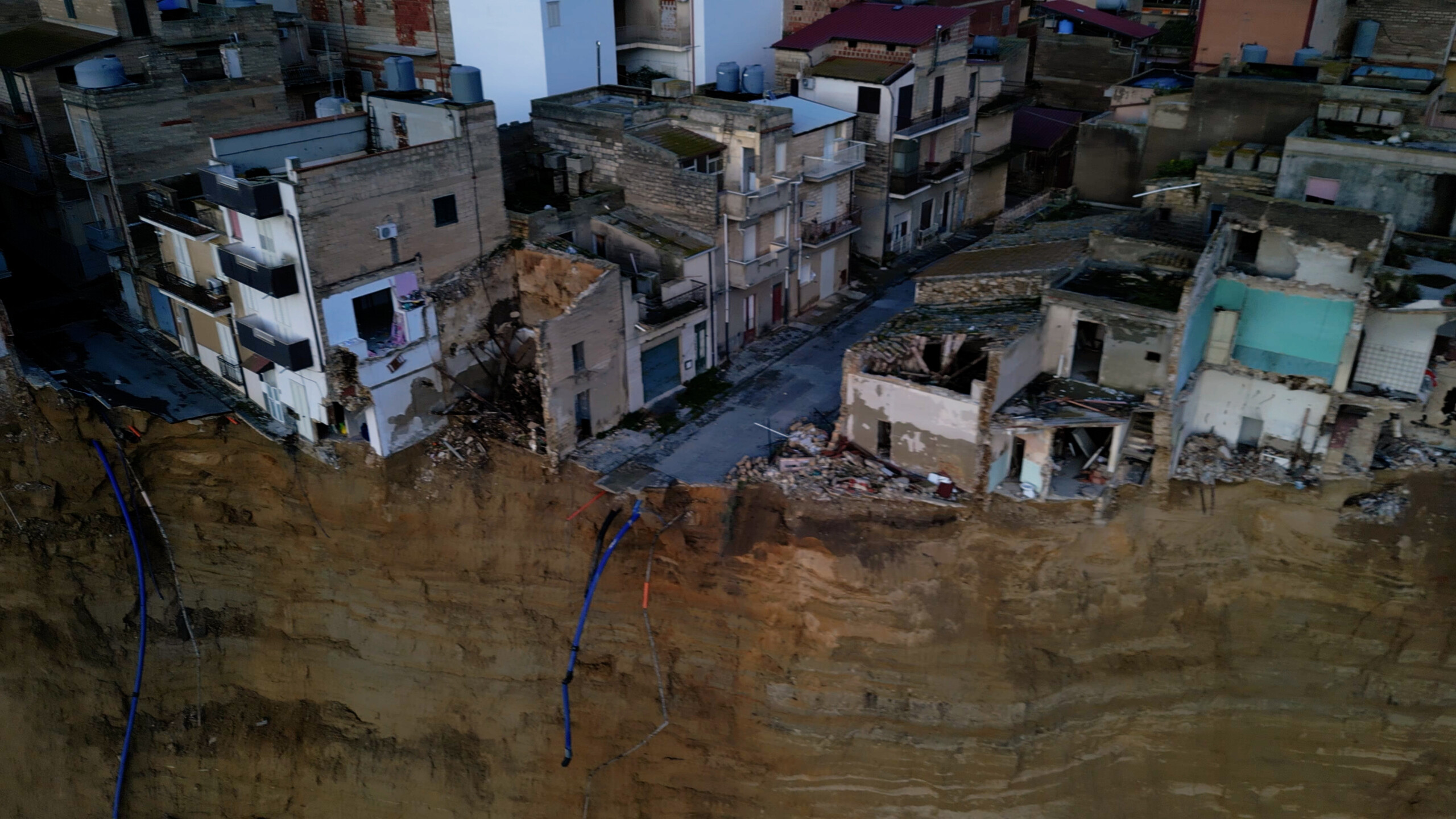 Niscemi : effondrement d'une partie d'un immeuble qui était en équilibre sur une crête 1 niscemi effondrement dune partie dun immeuble qui etait en equilibre sur une crete scaled
