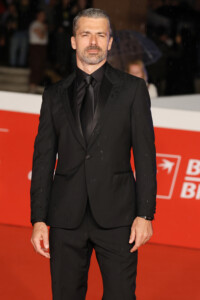 netflix la serie motorvalley avec luca argentero et giulia michelini arrive