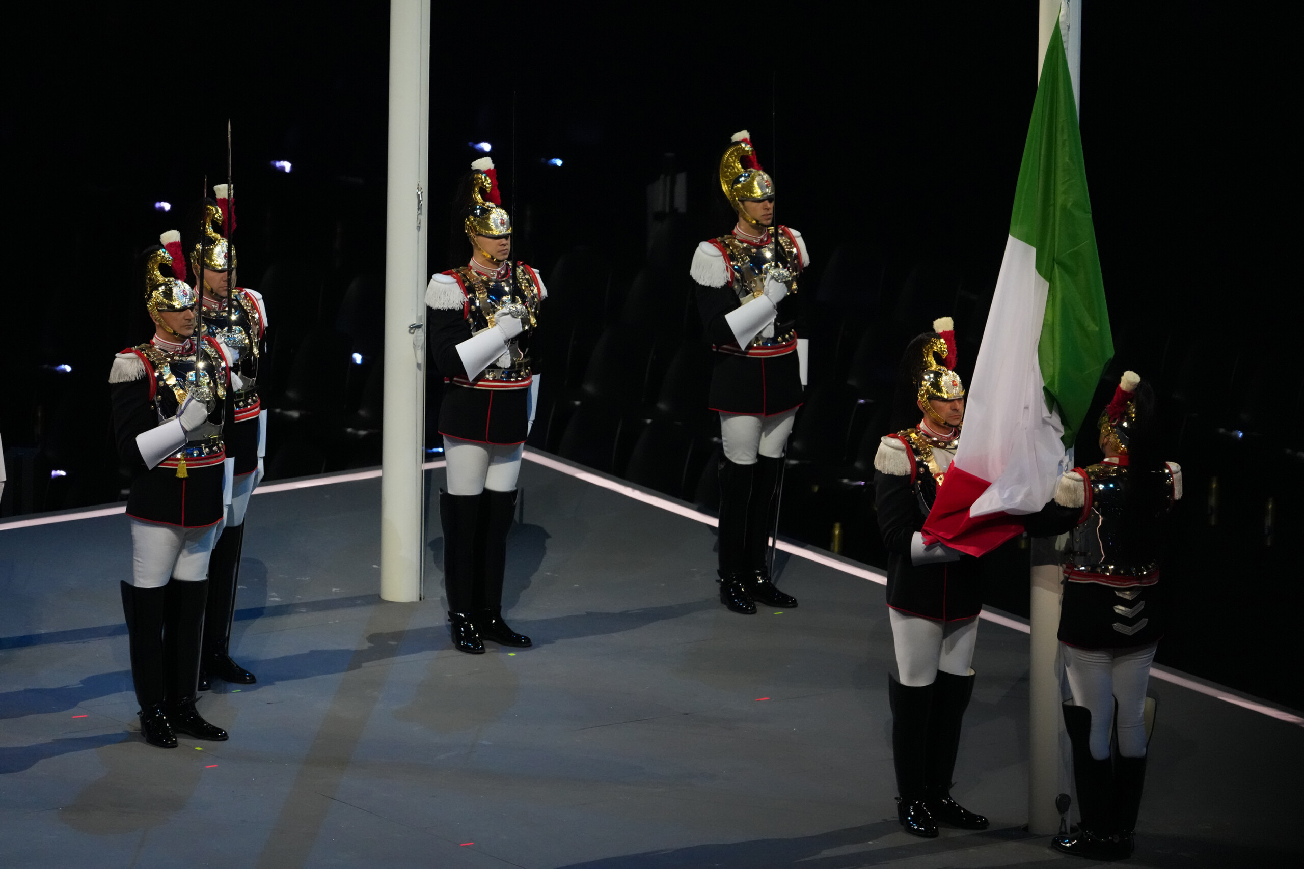 milan cortina ovation pour mattarella dans les tribunes lors de la ceremonie aux cotes du president du cio scaled