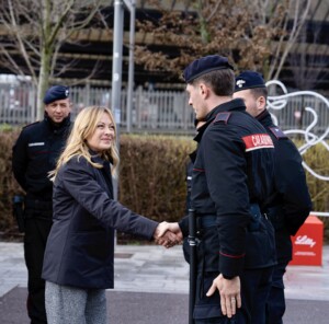 securite meloni rend visite aux militaires a la gare rogoredo de milan nous ne baissons pas les bras