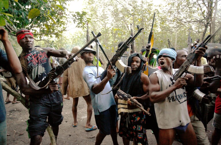 nigeria des hommes armes tuent 3 personnes et en enlevent 11 un pretre egalement parmi les victimes