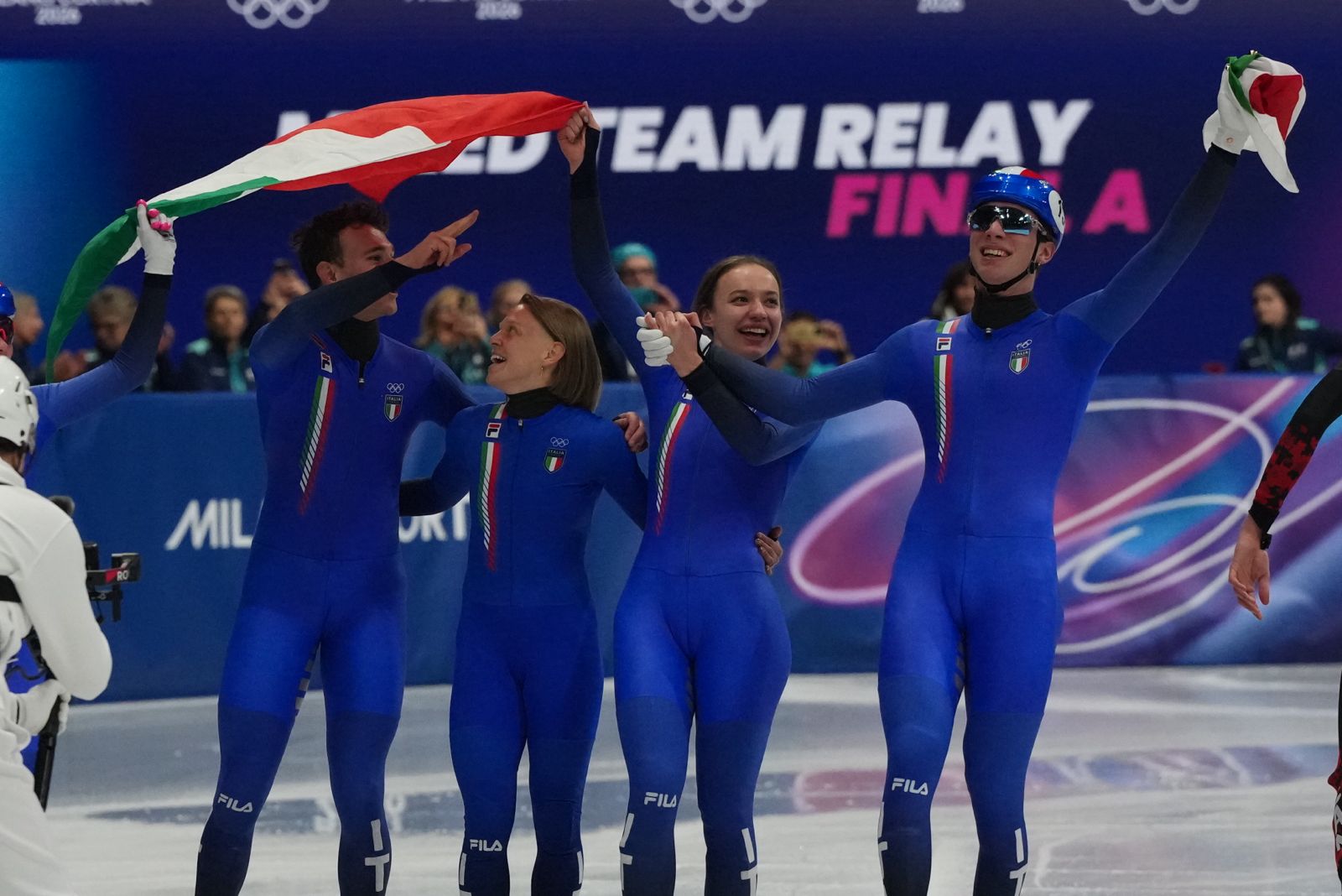 milan cortina italie medaille dor au relais mixte en short track