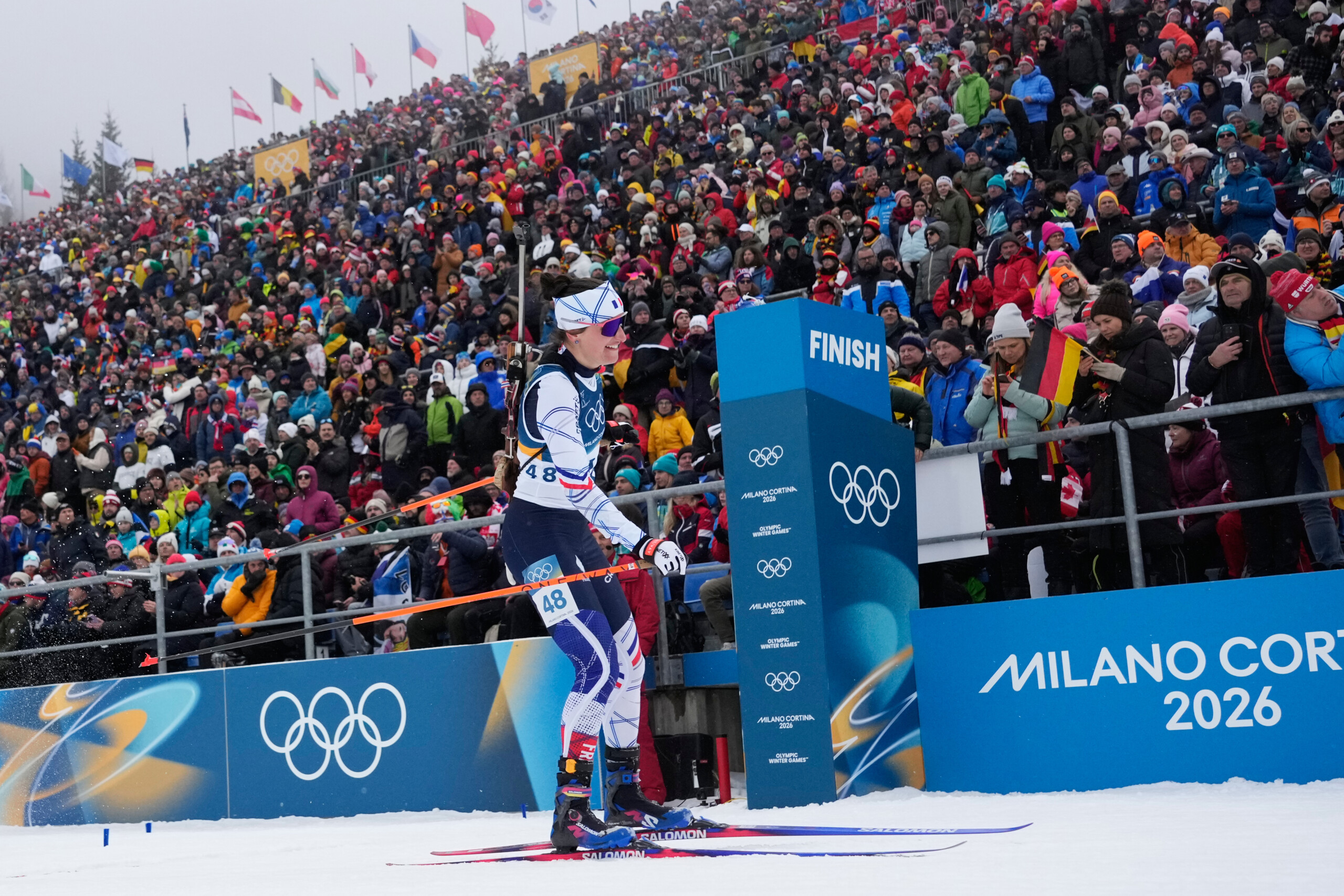 milan cortina biathlon la france remporte le relais feminin litalie onzieme scaled