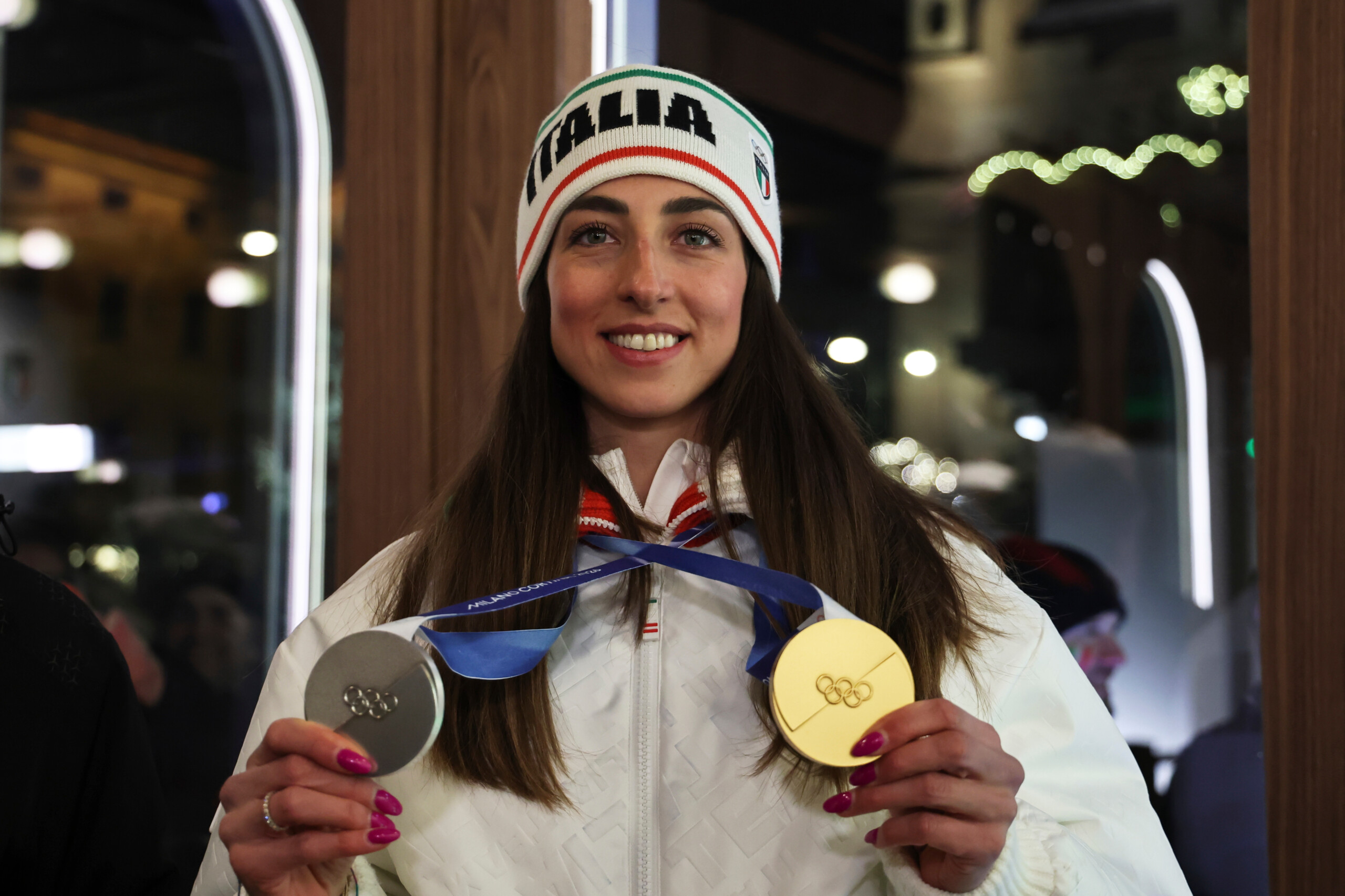milan cortina vittozzi et ghiotto porte drapeaux lors de la ceremonie de cloture scaled