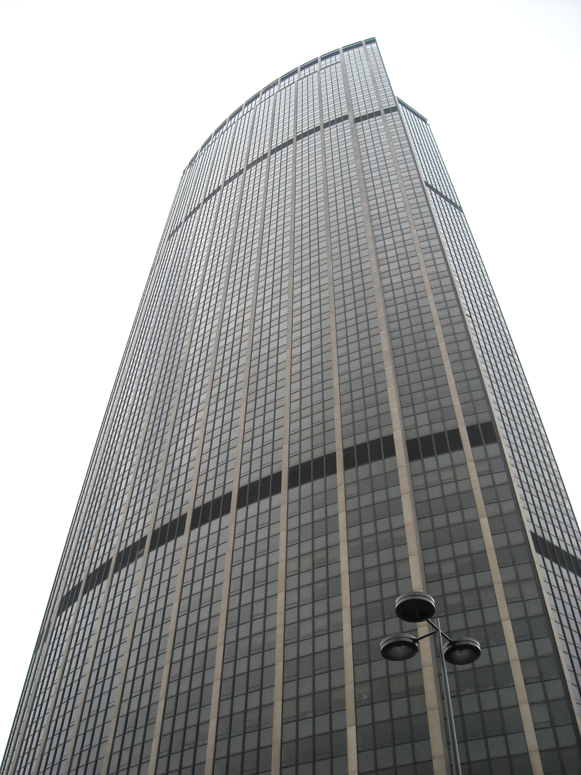 france alerte a la bombe dans plusieurs sites a paris evacuation de la tour montparnasse et de sciences po scaled