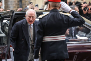 affaire epstein selon les medias charles ne sopposerait pas a la destitution dandrew de la ligne de succession