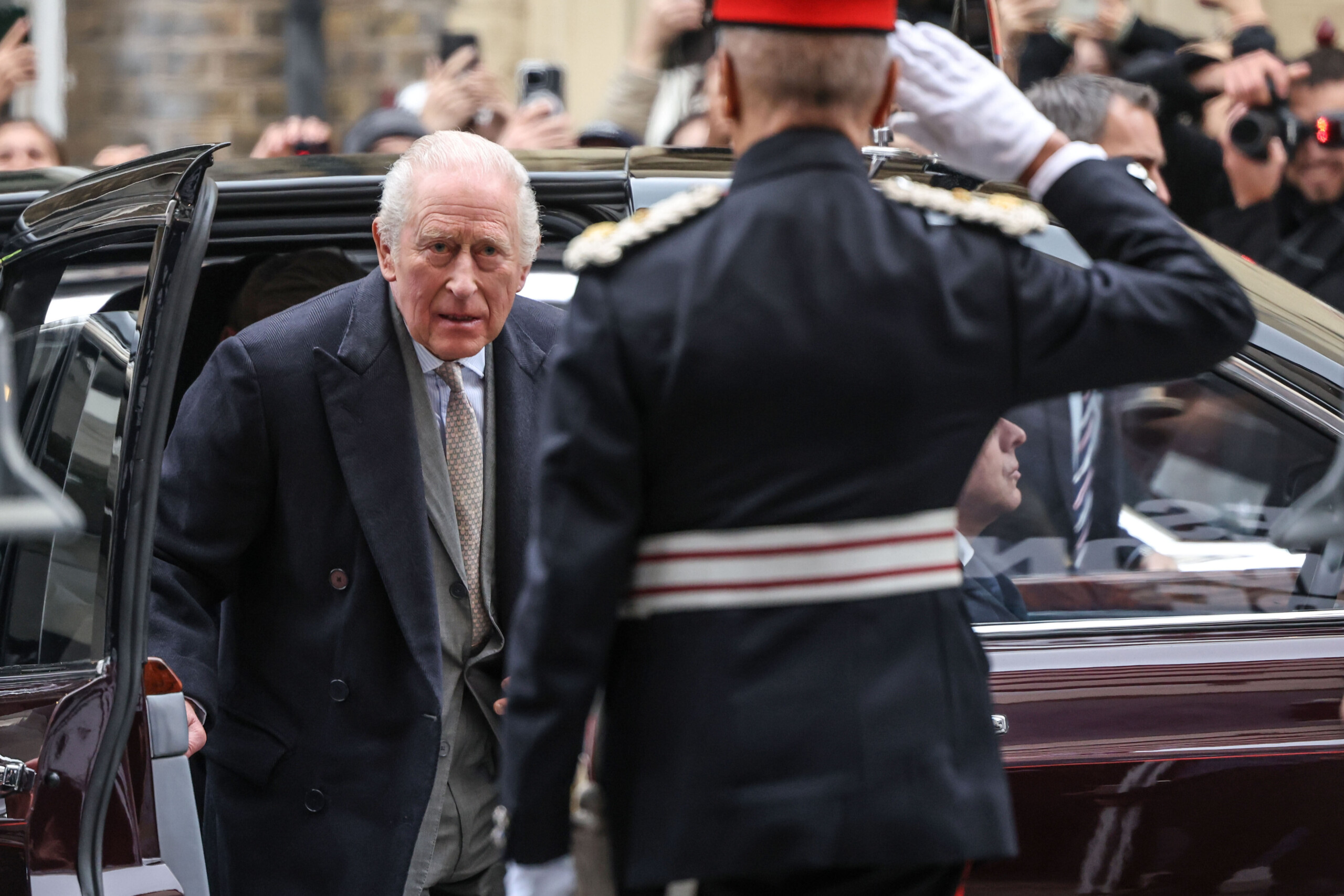 Affaire Epstein : selon les médias, Charles ne s'opposerait pas à la destitution d'Andrew de la ligne de succession 1 affaire epstein selon les medias charles ne sopposerait pas a la destitution dandrew de la ligne de succession scaled