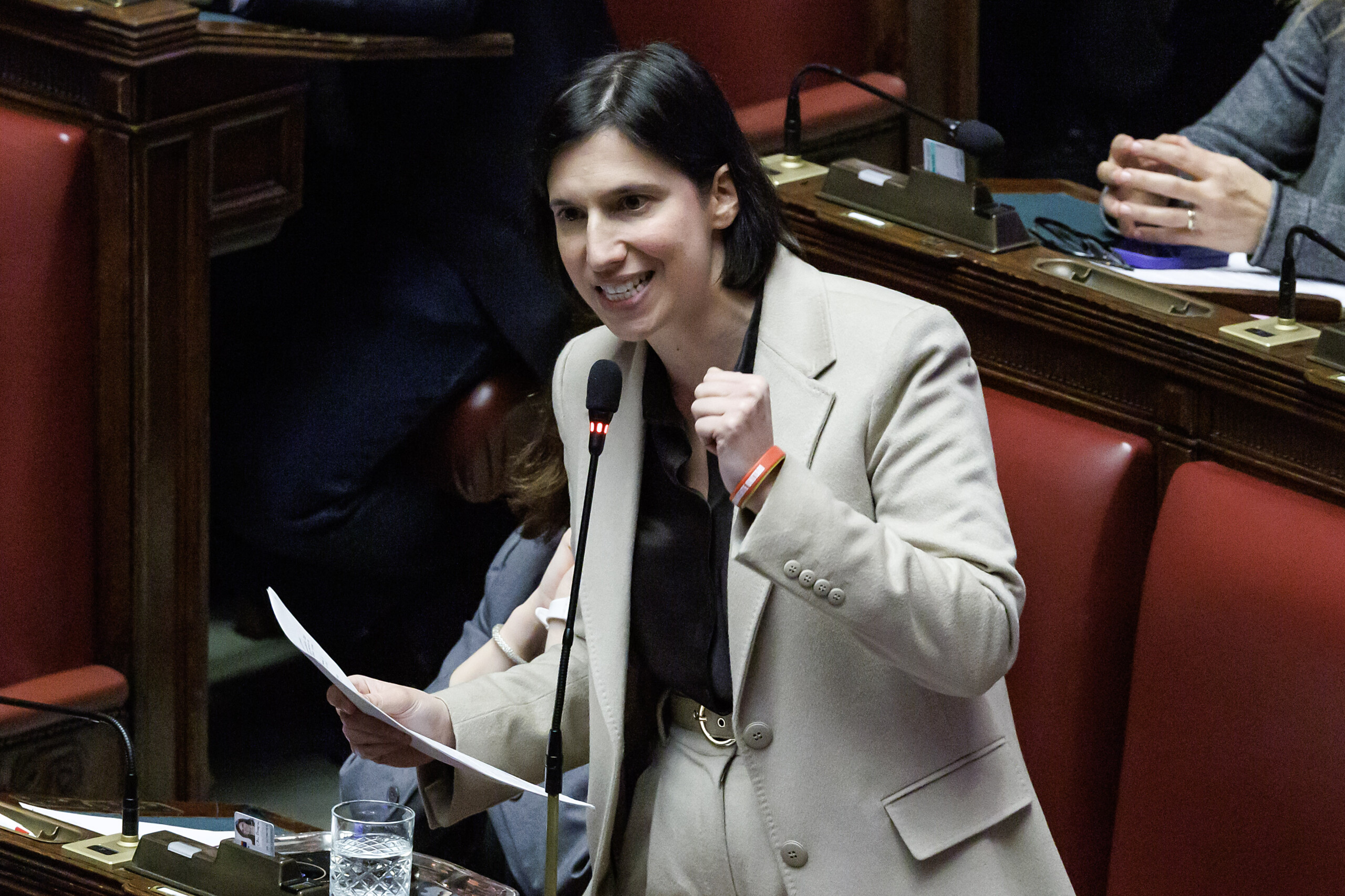 dazi schlein grave incertitude le gouvernement doit convoquer les partenaires sociaux syndicaux et sociaux scaled