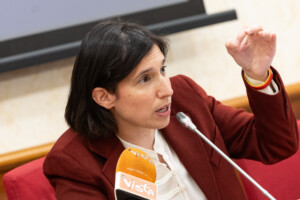 referendum schlein pour fazzolari ceux qui votent non sont comme poutine mattarella nest pas ecoute