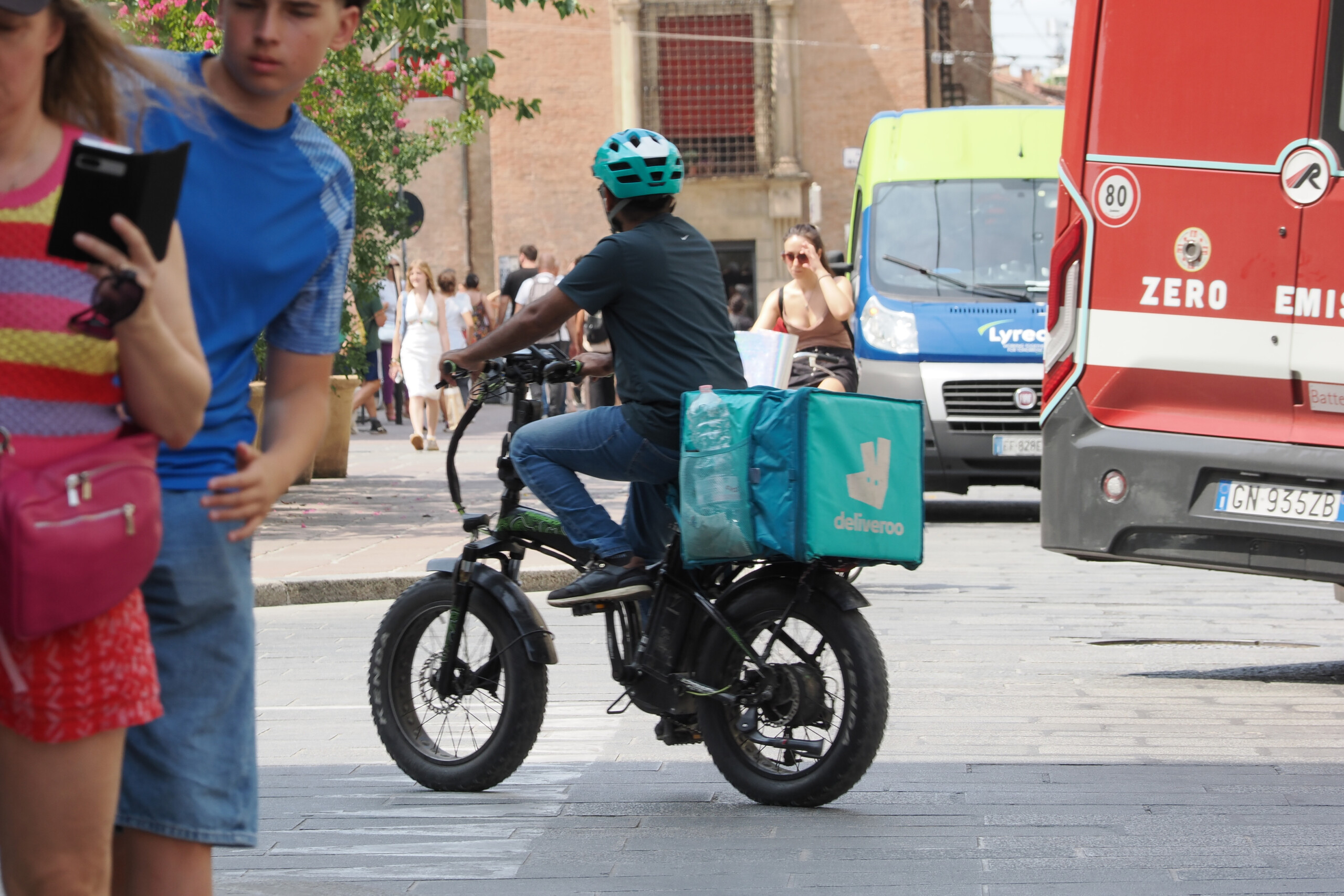 commissariat deliveroo 20 000 livreurs avec des salaires inferieurs de 90 au seuil de pauvrete scaled