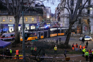 milan tramway deraille le nombre de victimes seleve a deux