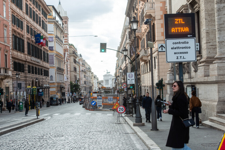 rome a partir du 1er juillet zone a trafic limite payante pour les voitures electriques
