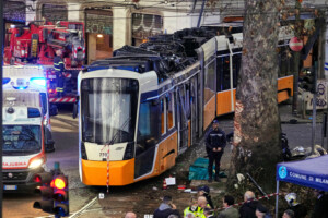 tramway deraille a milan le conducteur reconnait avoir ete pris dun malaise son telephone portable a ete saisi