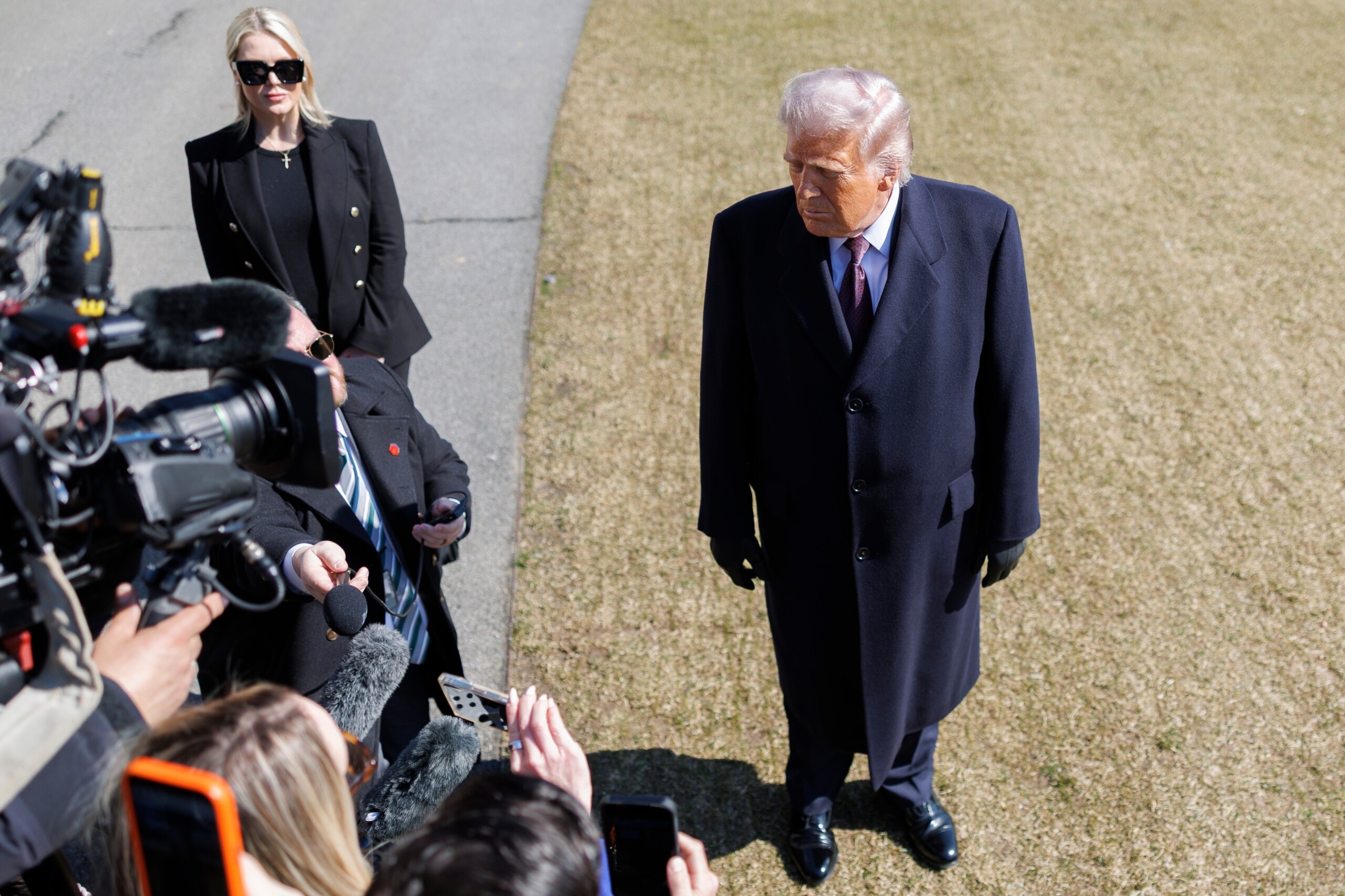 iran manifestants anti guerre devant la maison blanche scaled