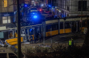 tramway deraille reprise de la circulation a milan apres lenlevement du vehicule