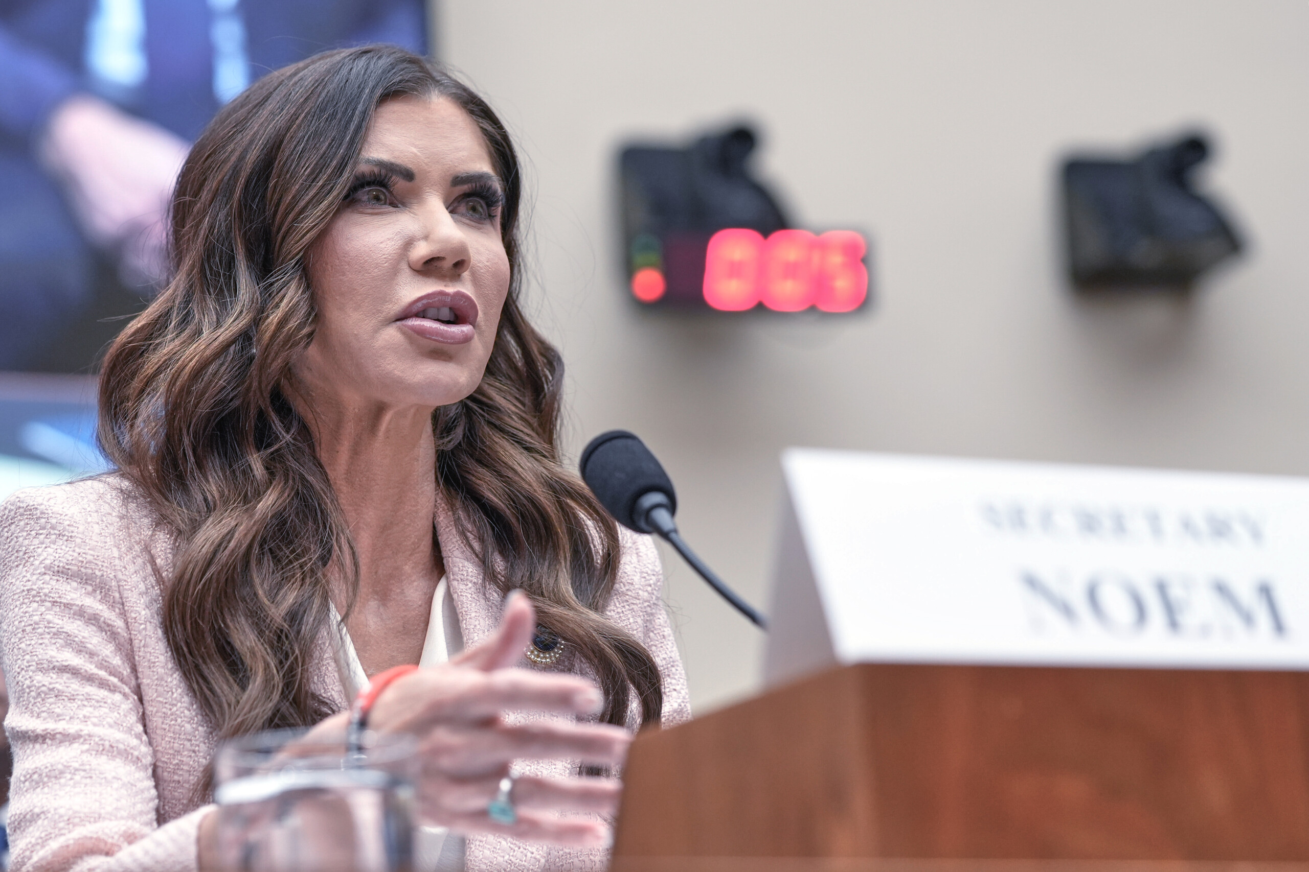 etats unis trump annonce la nomination dun nouveau secretaire a la securite interieure kristi noem est licenciee scaled