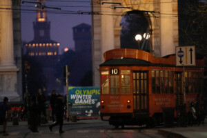 milan un tramway sans passagers deraille un boulon sur les rails