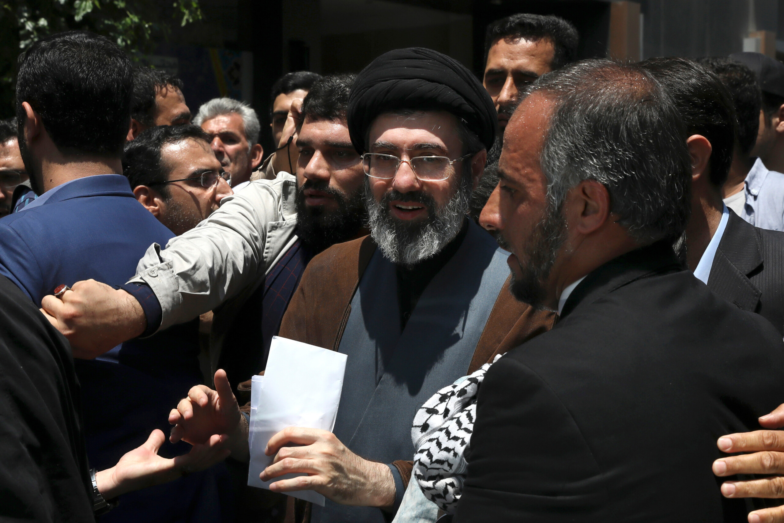 iran mojtaba khamenei nomme nouveau guide supreme scaled
