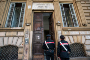 rome raid vandale au lycee righi cours suspendus