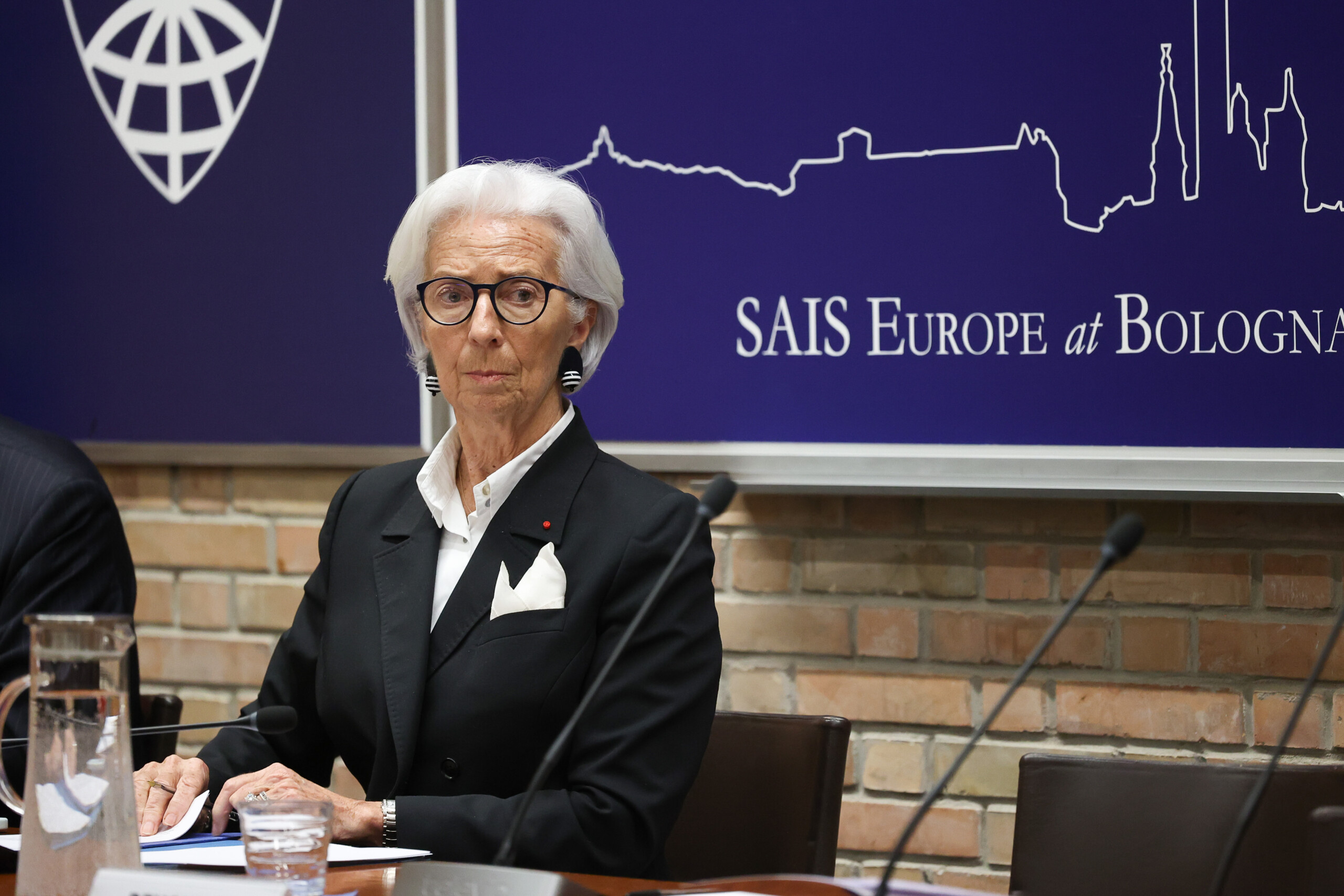 bce lagarde nous prendrons les mesures necessaires pour maintenir linflation sous controle scaled