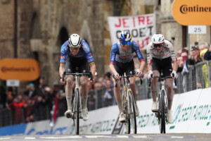 cyclisme tirreno adriatico van der poel remporte la deuxieme etape del toro nouveau leader