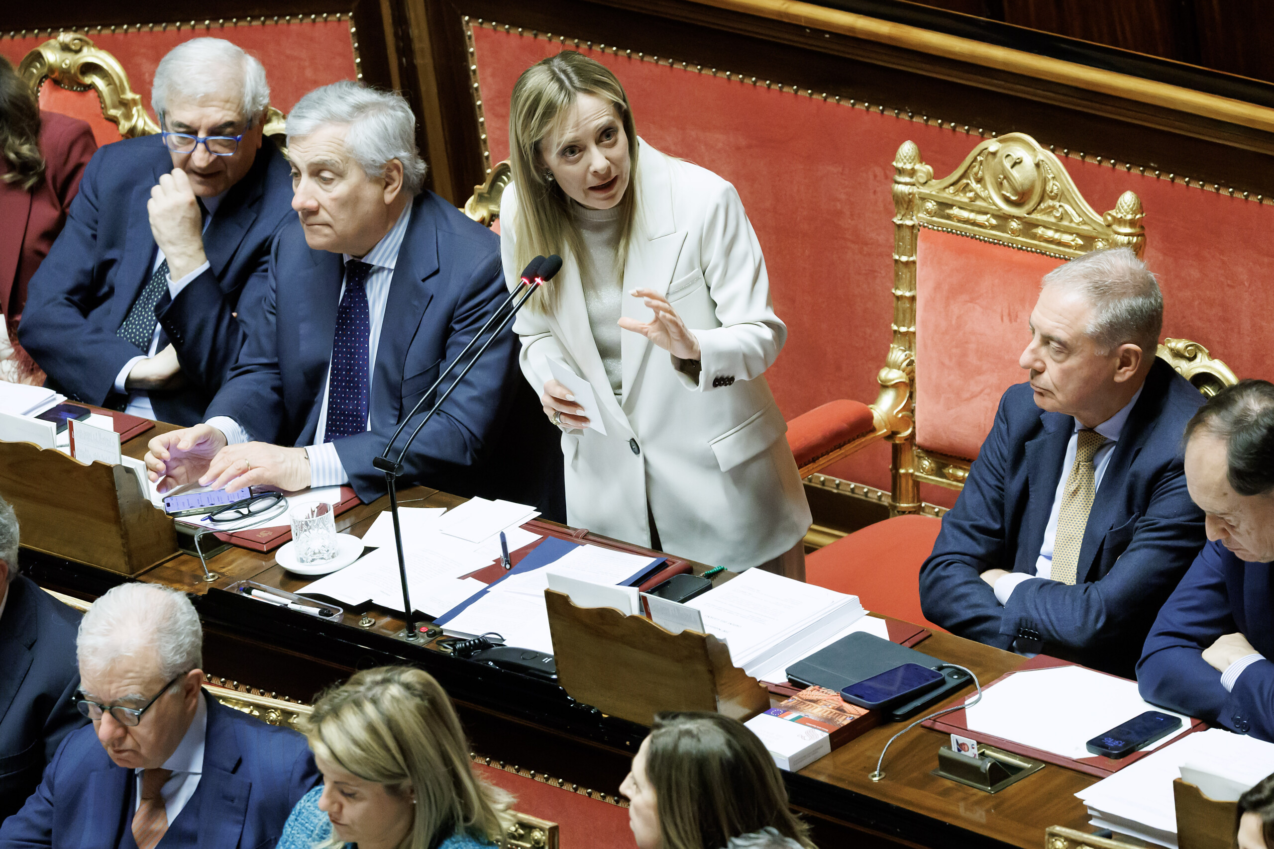 ue le senat approuve la resolution de la majorite scaled