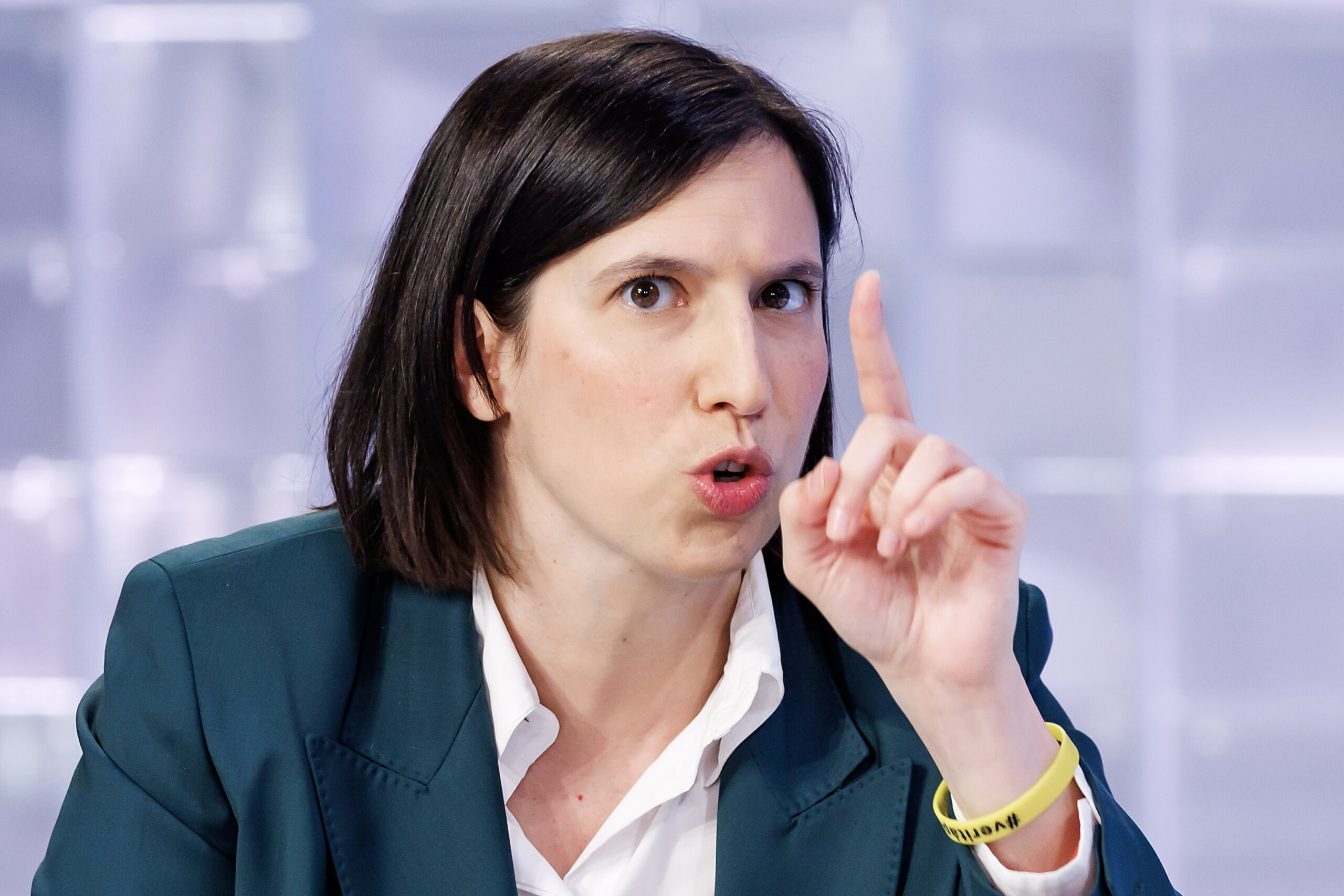 carburants schlein meloni doit se depecher sur les accises et retourner a la station service scaled