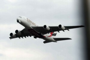 iran un drone provoque un incendie a laeroport de dubai emirates suspend ses vols