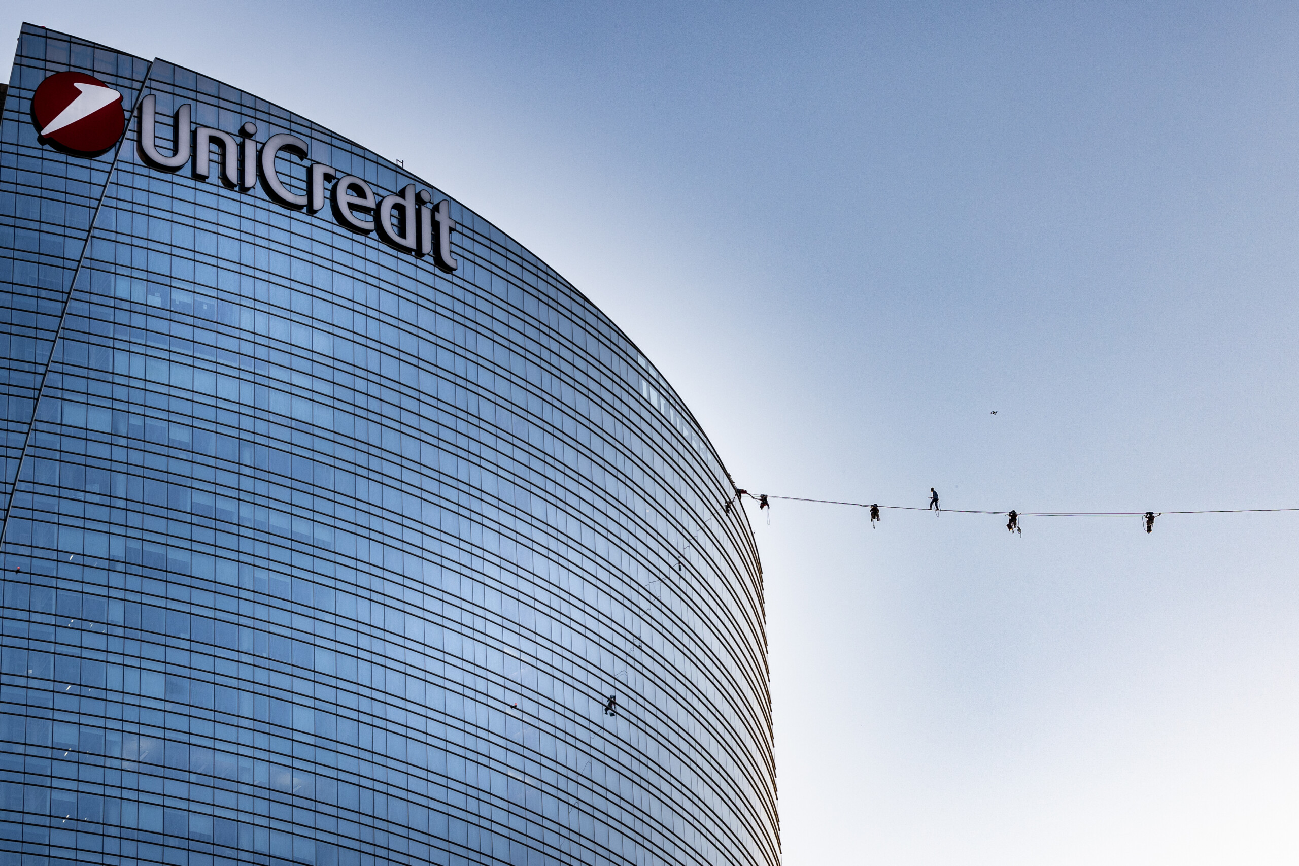 unicredit lance une offre publique dachat volontaire visant a depasser les 30 du capital de commerzbank scaled