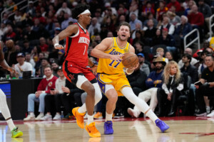 nba les lakers simposent a houston 10e victoire consecutive pour atlanta