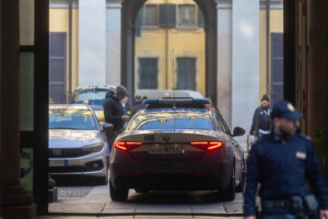 rogoredo cinturrino comparait a laudience de reexamen et demande lassignation a residence