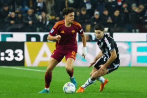 rome inquietude pour le footballeur el aynaoui victime dun cambriolage a son domicile par six hommes armes