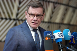 ukraine berlin nous avons confiance dans le soutien des etats unis lue doit se joindre a la table des negociations