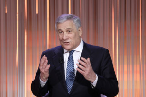 tajani prets a jouer notre role en cas de mission de lonu dans le detroit dormuz