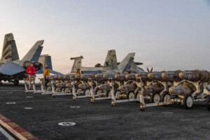 iran de nouveaux navires et marines americains en route vers le moyen orient