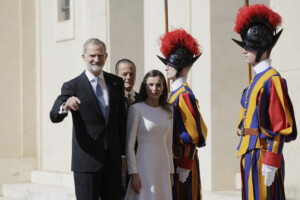le roi felipe vi et la reine letizia despagne au vatican pour rencontrer le pape leon xiv