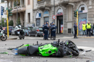 accidents de la route collision voiture moto deux personnes dans la vingtaine decedent a milan