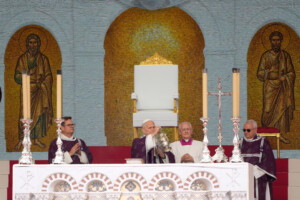 le pape un monde ensanglante par des guerres qui sont le fruit de lidolatrie du pouvoir et de largent