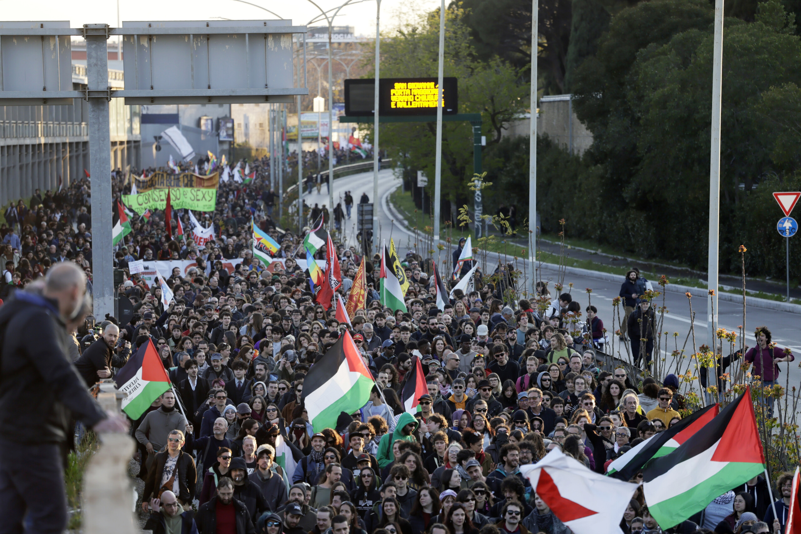 rome environ 25 000 personnes au cortege no kings scaled