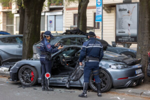 milan porsche percute des voitures en stationnement un jeune homme de 21 ans decede