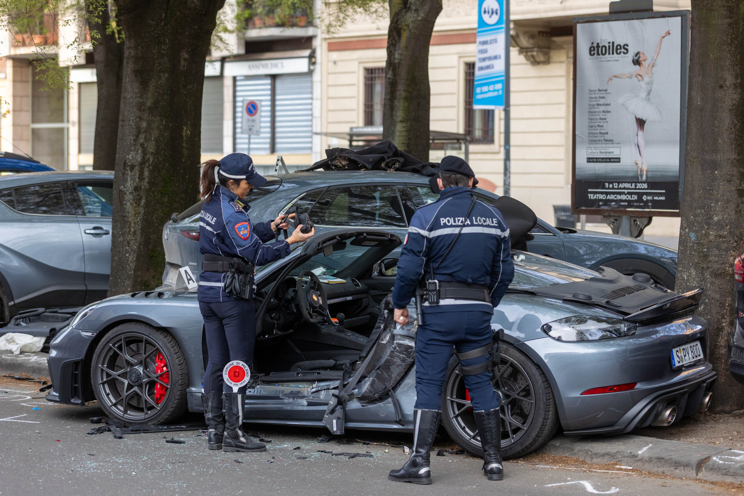 Milan, Porsche percute des voitures en stationnement : un jeune homme de 21 ans décède 1 milan porsche percute des voitures en stationnement un jeune homme de 21 ans decede scaled