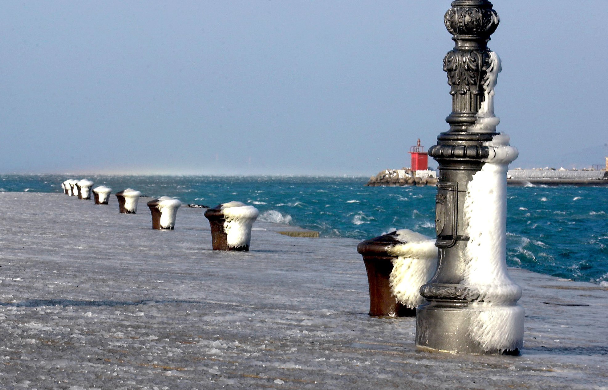 mauvais temps dans la nuit a trieste les pompiers interviennent pour la forte bora