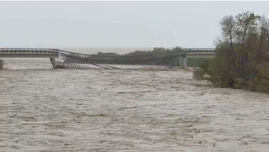 mauvais temps effondrement du pont sur le trigno sur la route nationale adriatique entre les abruzzes et le molise