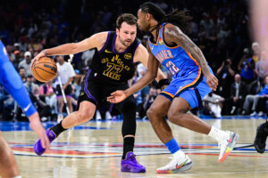 nba les lakers seffondrent face aux thunder doncic se blesse les spurs sen sortent bien