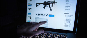 un jeune de 18 ans originaire de teramo qui sinspirait dunabomber a ete arrete apres avoir consulte des tutoriels en ligne sur les armes et les explosifs