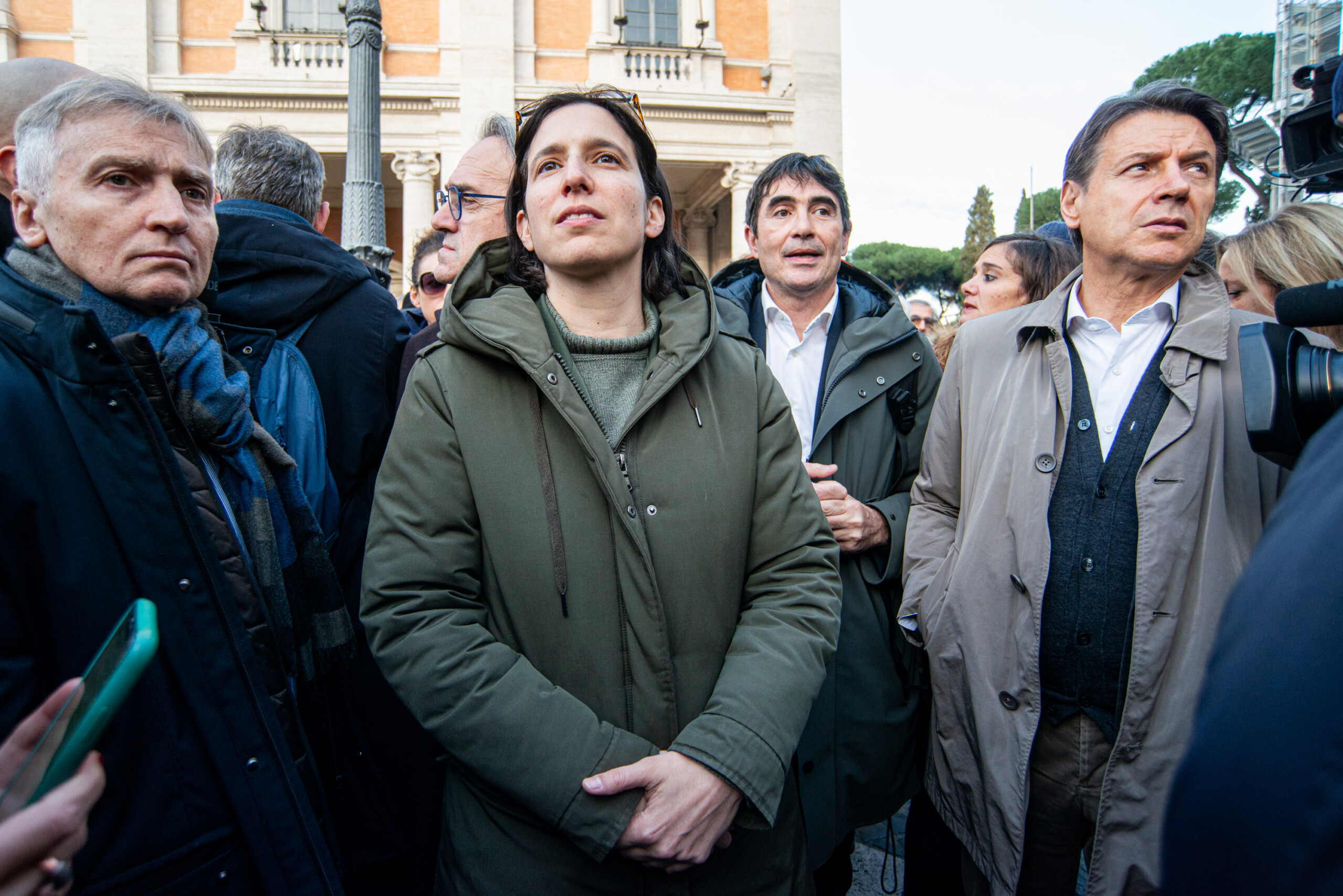 gouvernement schlein la soumission a trump ne cause que des degats familles et entreprises frappees par les factures scaled