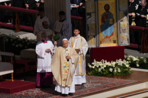 paques le pape la mort guette a travers les guerres et les injustices mais ce nest pas le destin de la vie