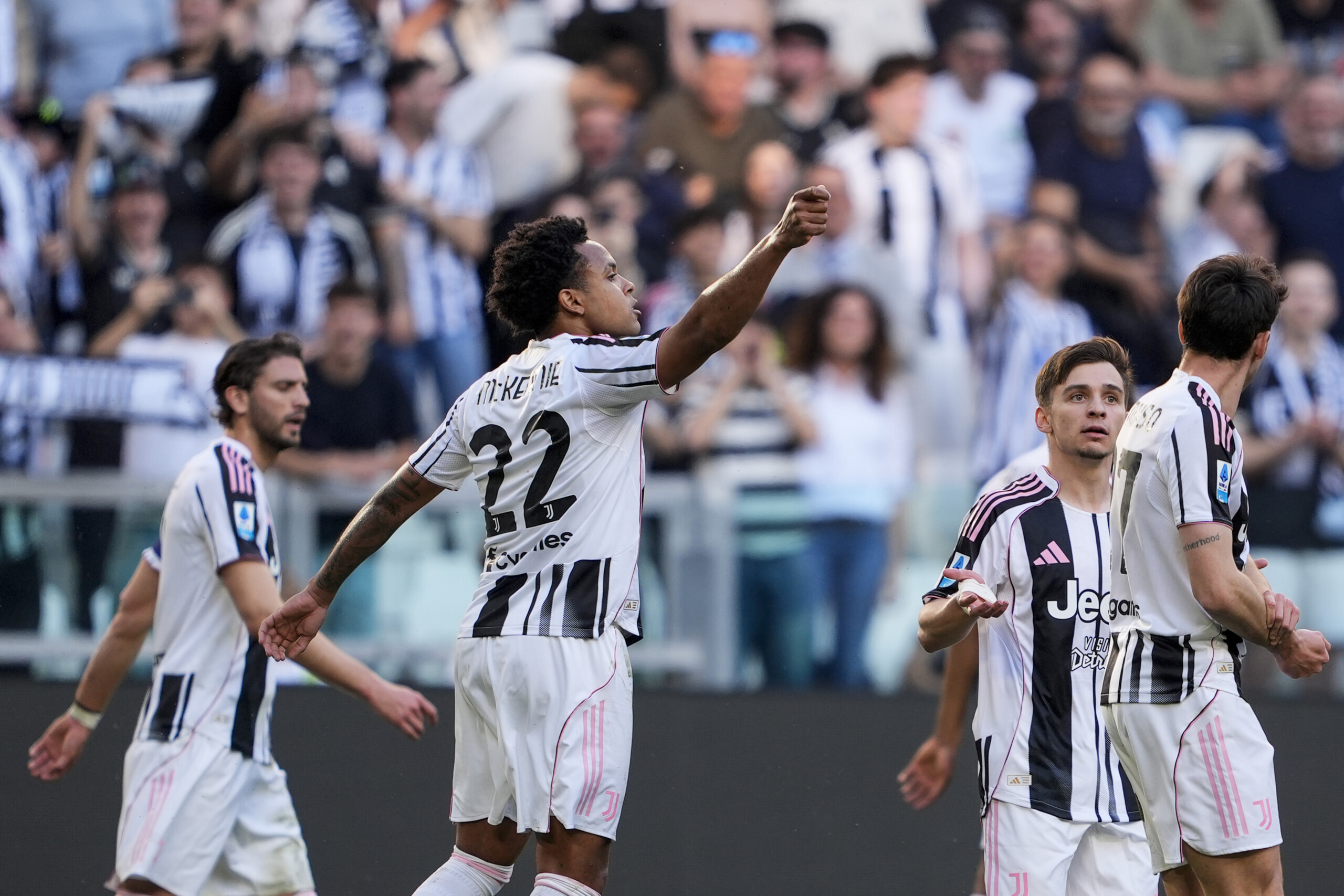 football serie a la juve bat genes 2 0 et se rapproche a un point de come scaled