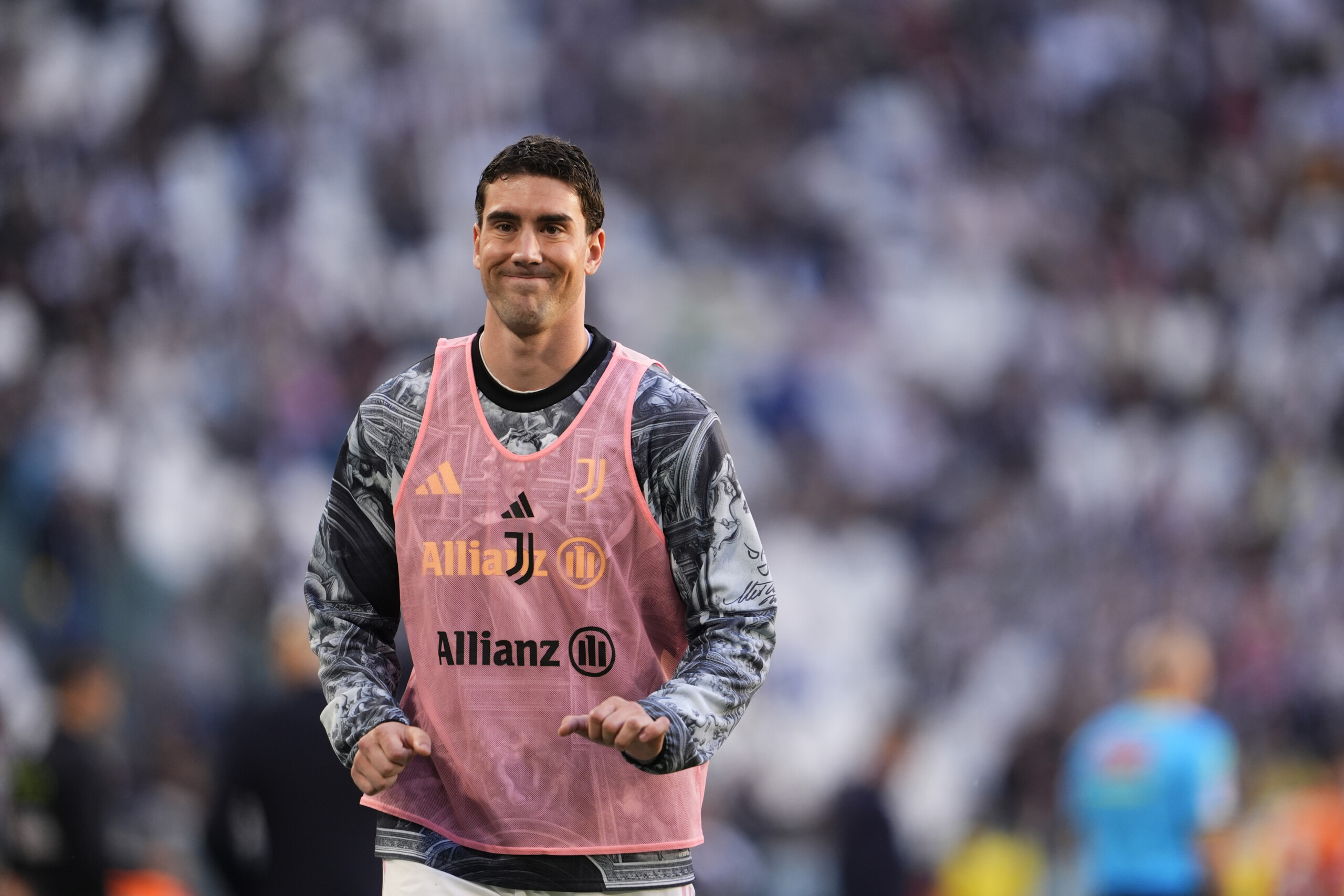 Juventus : légère blessure au mollet pour Vlahovic, indisponible pendant 2 à 3 semaines 1 juventus legere blessure au mollet pour vlahovic indisponible pendant 2 a 3 semaines scaled